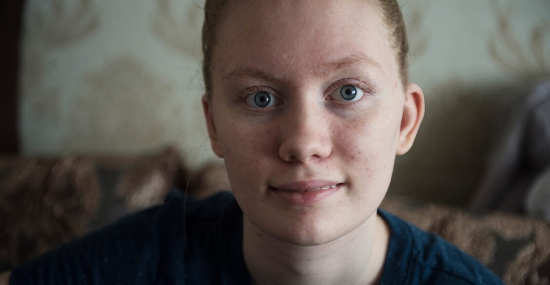 «Мы девочку здесь не вытянем», — сказали врачи. После аварии Лена открыла глаза спустя три недели