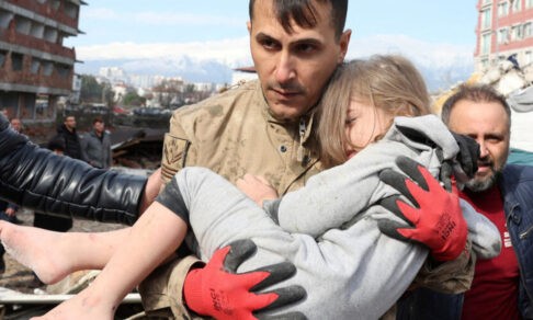Сдают кровь, разбирают завалы и спасают детей. Как жителей Турции объединила трагедия