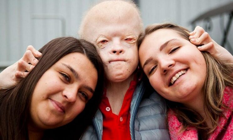 «Я боялась — биологическая мать увидит, какой он хороший, и заберет его». История Леши Шаева