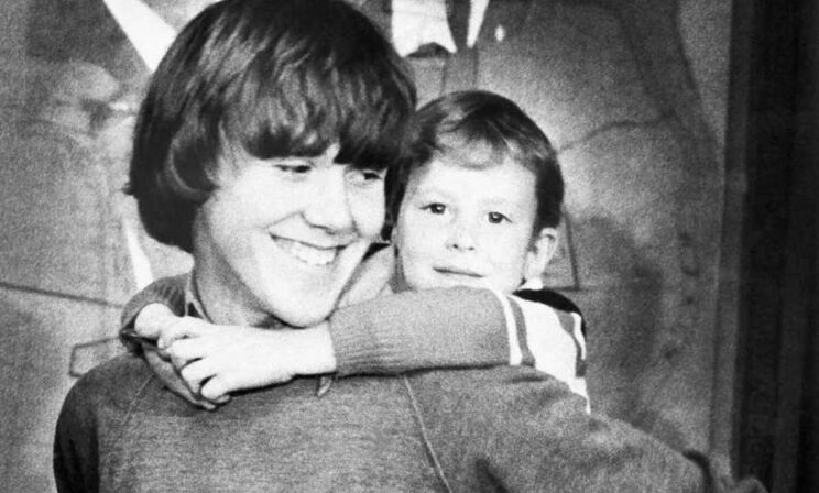 7-летнего мальчика похитили, когда он играл перед домом. Родители увидели его снова только через семь лет