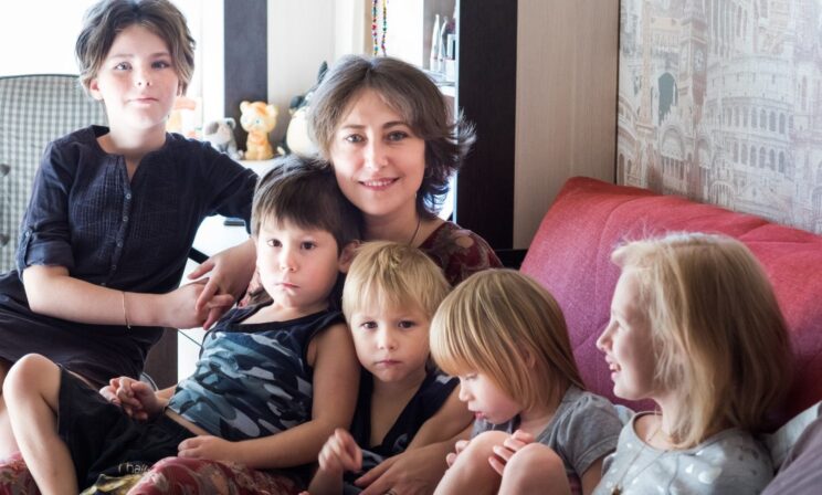 Восемь детей, приемная бабушка и любовь. Вышел фильм об Олесе, которой фонд «Правмир» помог купить квартиру