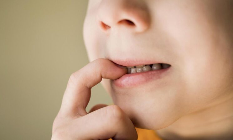 5-летний ребенок грызет ногти. Как ему помочь?