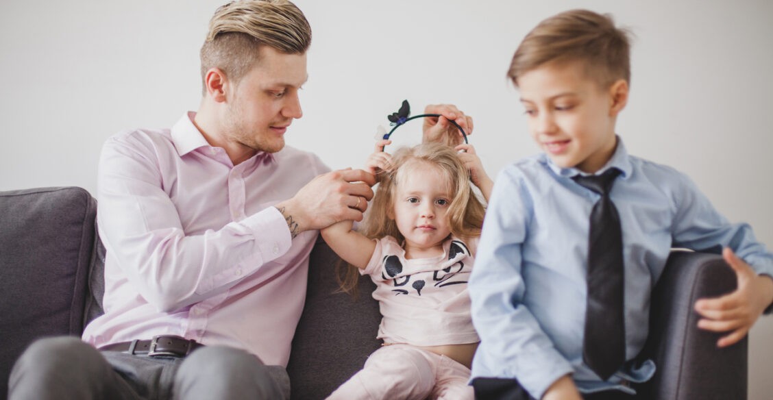 Сын ревнует родителей к младшей сестре. Что делать?