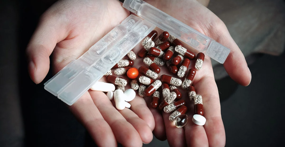 «Юрист убедил, что нужный препарат сыну не дадут». Теперь фармкомпании блокируют закупку лекарства от муковисцидоза