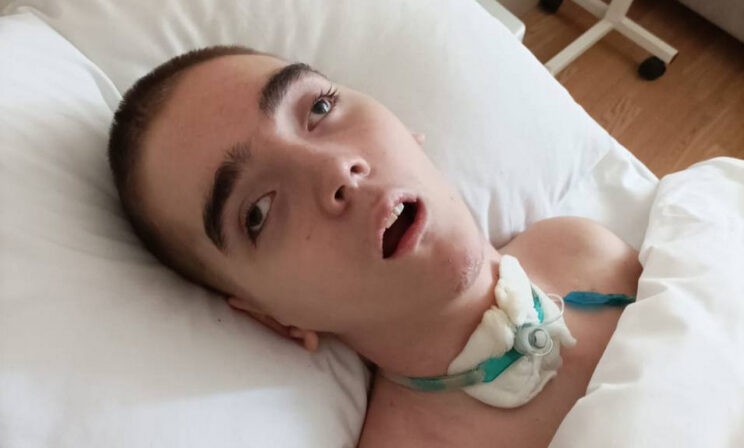 Артем выжил в ДТП. Он до сих пор не знает, что погибла его мама