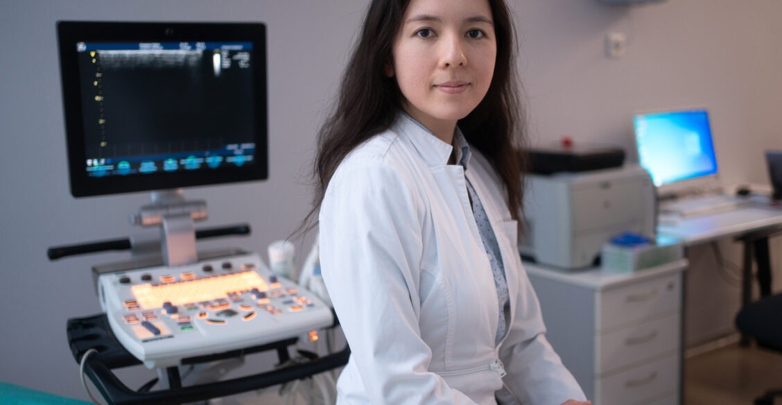 «Я ушиблась — у меня появилась эта штучка». Маммолог Анна Ким — о мифах про рак молочной железы