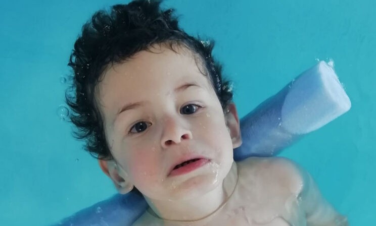 «Когда-нибудь Андрей научится говорить». Мальчик родился с редкой генетической аномалией