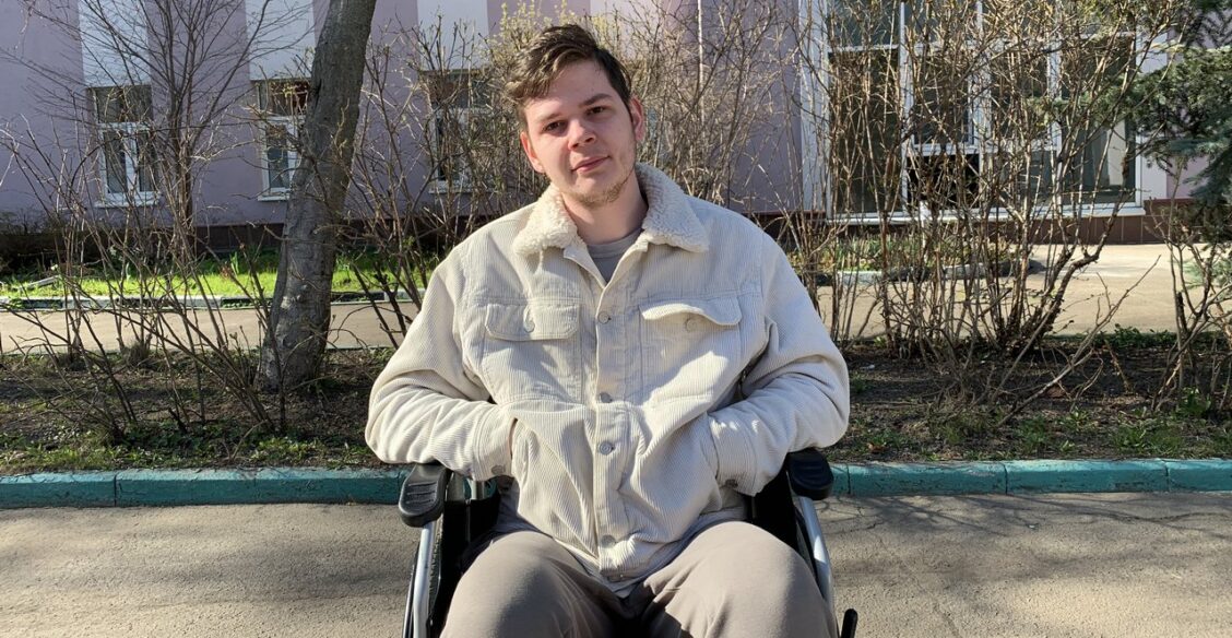 Спасаясь от пожара, Давид перелез на балкон соседей. Но ему не открыли окно