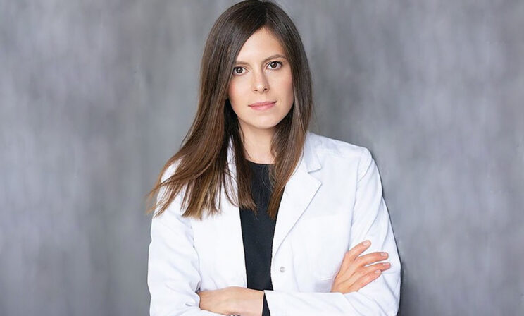 Почему постоянно болит голова? Невролог Анна Цветкова — о мигрени, стрессе и медицинских мифах