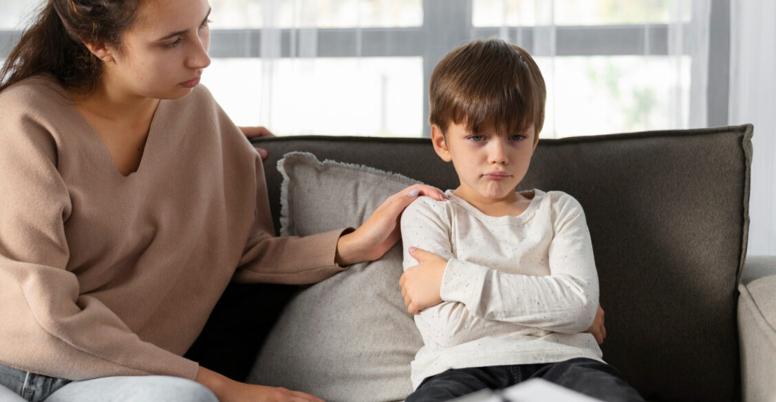 Ребенок грызет ногти — это тревога. 7 способов с ней справиться