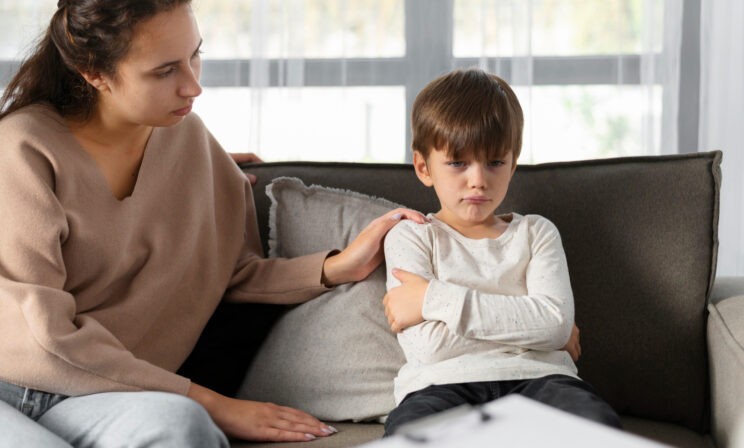 Ребенок грызет ногти — это тревога. 7 способов с ней справиться