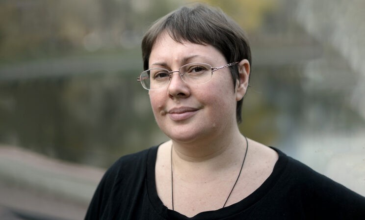 «Мать теряет жилье, а ей предлагают отдать детей в детдом». Елена Альшанская — о семьях, которым не помогли