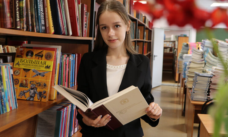 «Один день перед экзаменом я вообще не училась». Как Лиза сдала ЕГЭ на 300 баллов в 2023-м