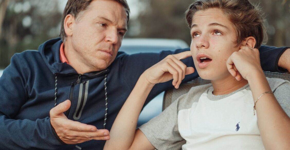 «Хамит, огрызается, на все отвечает “нет” — это он назло?» Как не злиться на подростка