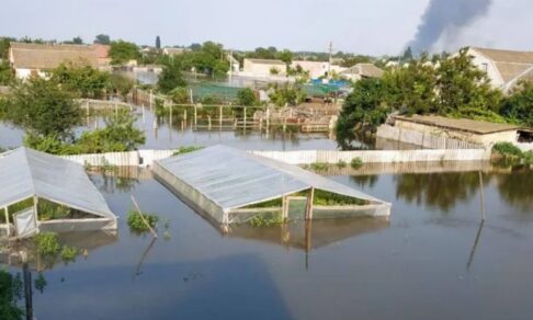 «Мы сидим на крыше и скоро утонем». Город Алешки затопило после ЧП на Каховской ГЭС