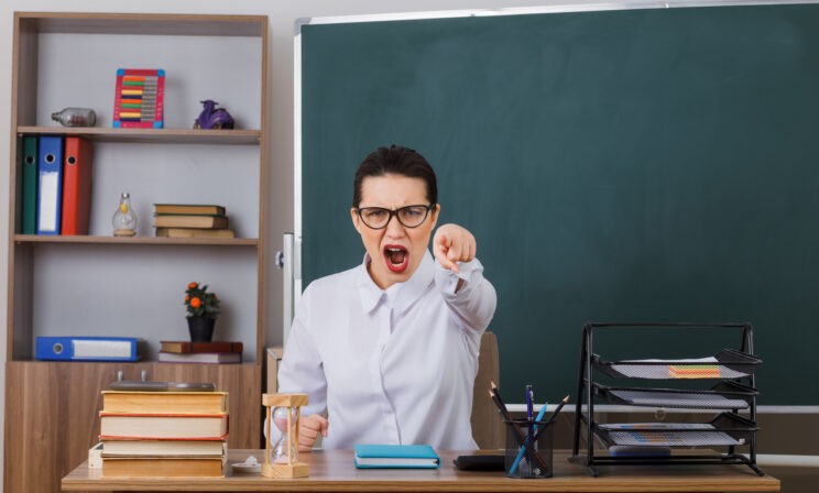 «Учитель постоянно делает сыну замечания». Как помочь ребенку наладить отношения с педагогом?