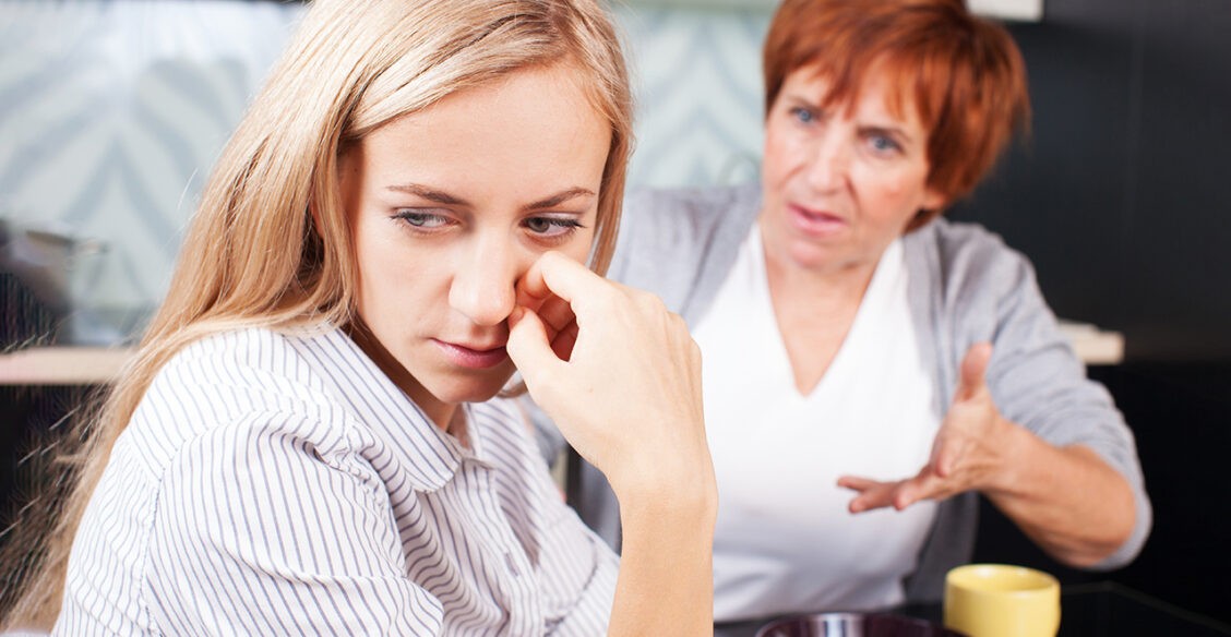 «Мама отчитала меня при всех». 4 способа наладить отношения с родителями