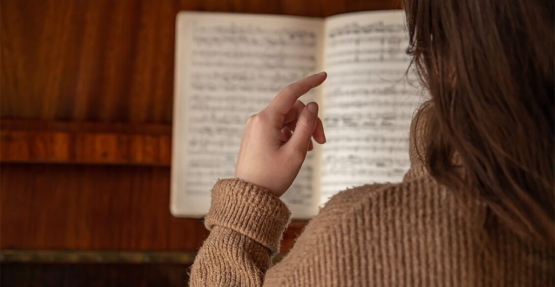 Бьет по рукам, ноты летят в окно, весь урок стоит крик. Правда ли, что стать музыкантом можно только у педагога-тирана