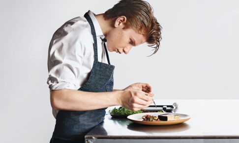 В 12 лет Флинн открыл ресторан. Ради этого родители перевели его на домашнее обучение