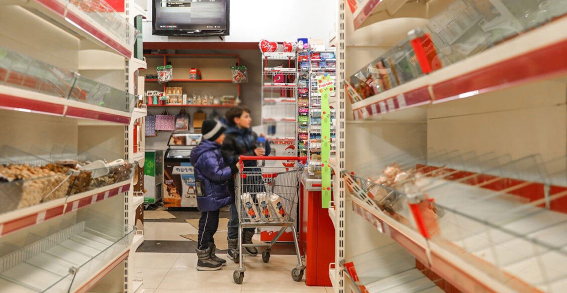 «Мой ребенок не может спать от боли». В блокадном Арцахе нет лекарств