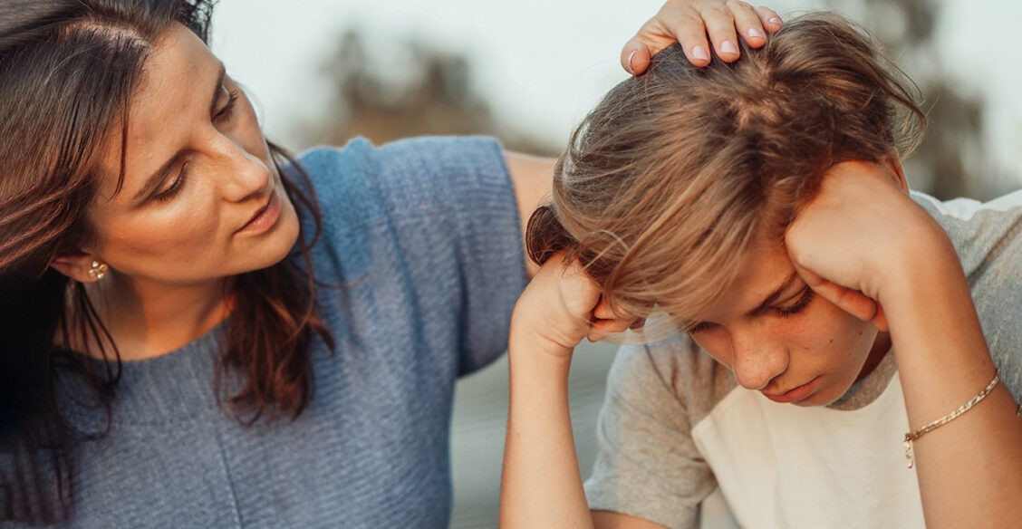 «Сын болезненно пережил появление отчима». Как наладить отношения с подростком