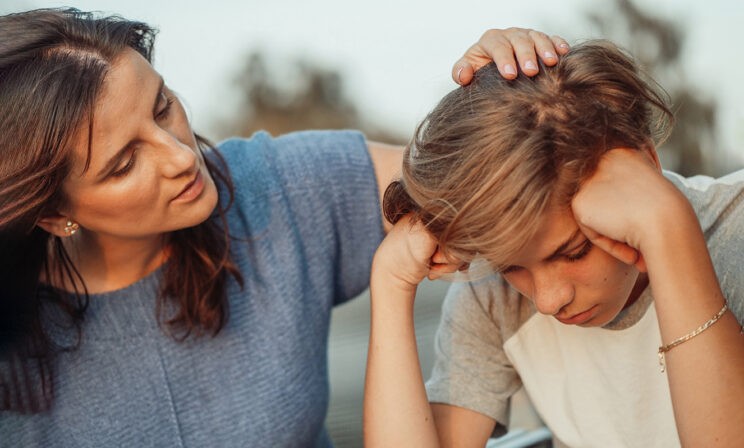 «Сын болезненно пережил появление отчима». Как наладить отношения с подростком