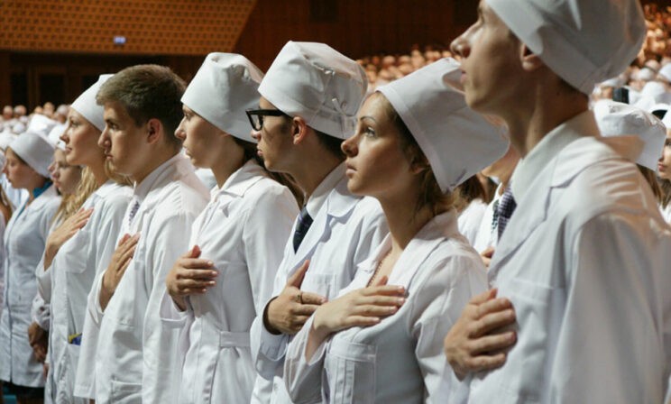 «Вместо ординатуры — три года в поликлинике». Плюсы и минусы обучения по целевому набору
