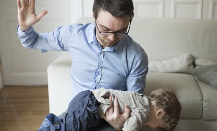 «Боюсь оставить детей с мужем». Психолог — о том, как распознать домашнее насилие