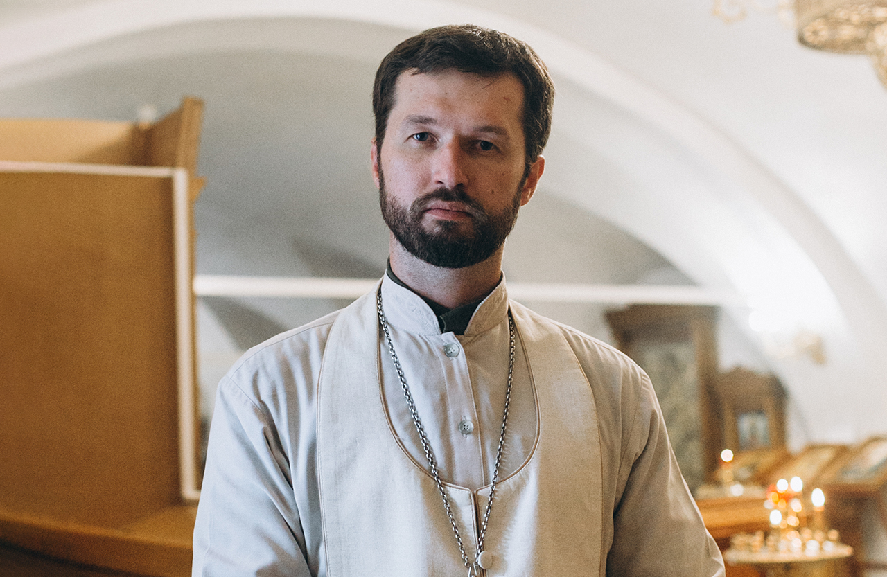 александр сатомский ярославль. александр сатомский священник. священник в белом. сатомский священник. александр небиеридзе иерей.