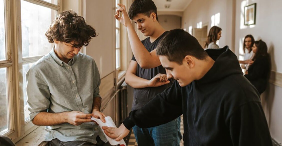 Из-за буллинга сын перешел в другую школу. Но тот, кто его травил, учится в его новом классе