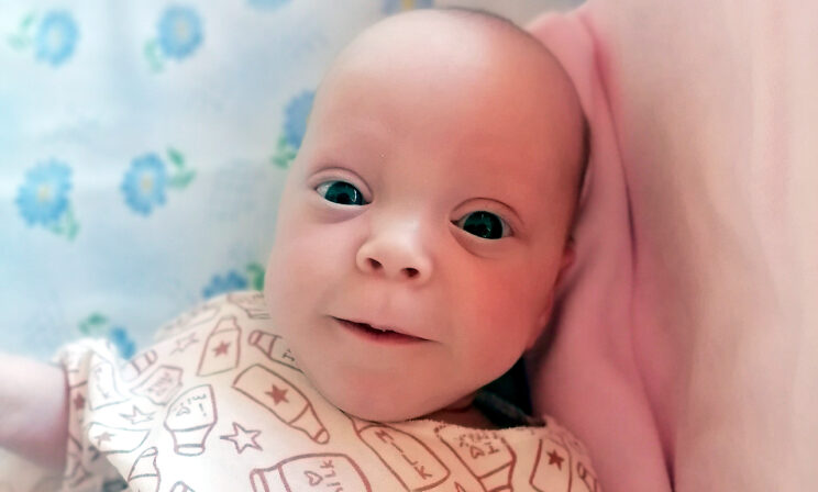 Аня родилась раньше срока. Легкие еще не сформировались — девочка не может дышать сама