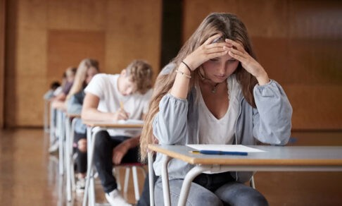 «С экзаменов я ушла в слезах». Выпускники, которые плохо сдали ЕГЭ–2023