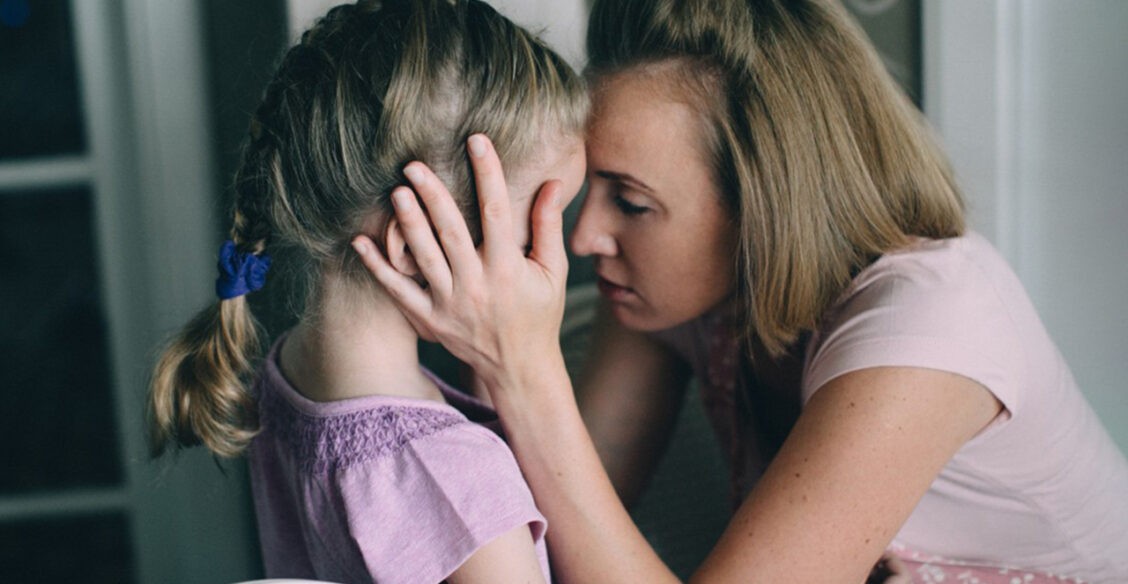 «Я отругала ребенка при учительнице, как делала моя мама». Мы предаем детей по привычке