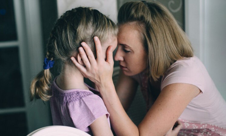 «Я отругала ребенка при учительнице, как делала моя мама». Мы предаем детей по привычке