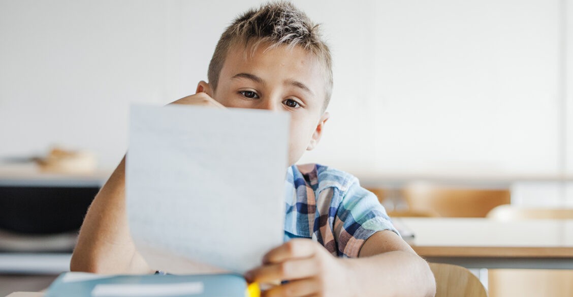 У моего ребенка особенности здоровья. Может ли учитель менее строго оценивать его работы?