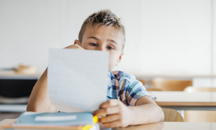 У моего ребенка особенности здоровья. Может ли учитель менее строго оценивать его работы?