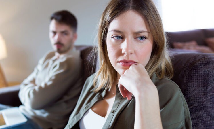 «Я так тебя люблю, что заблокировал карту». Финансовую зависимость сразу не распознать