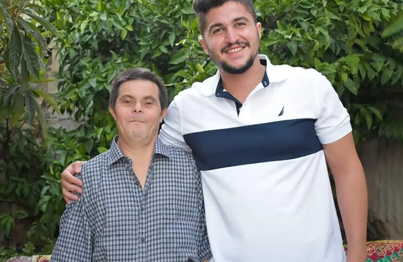 Дети с синдромом дауна. Евгений анисимов сын миша с синдромом дауна. С синдромом дауна вырастил сына. Родители с ребенком дауном. Синдром дауна отец.