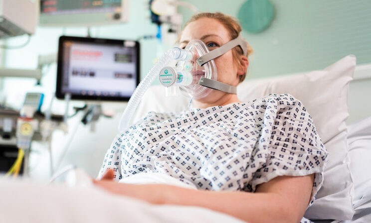 Коронавирус никуда не ушел, и он по-прежнему опаснее гриппа. Врач Александр Соловьев