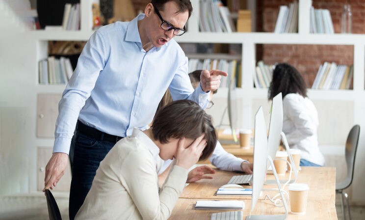 Что я сделала, когда начальник назвал меня дурой. 5 историй о токсичных руководителях