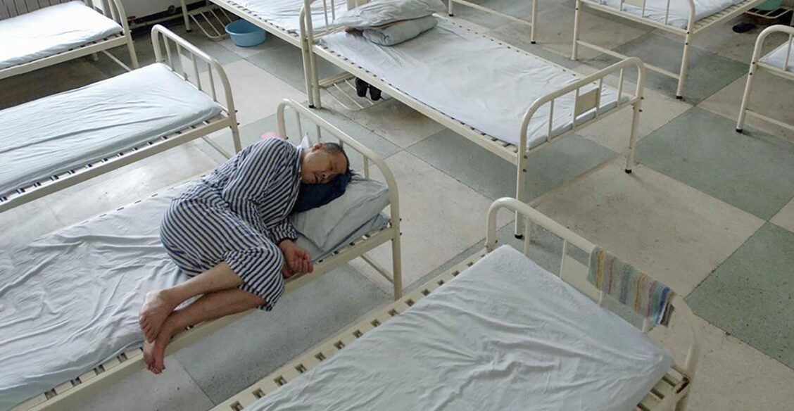 «Привязывают к кровати, хамят, а туалет не закрывается». Как нарушают права пациентов психиатрических больниц