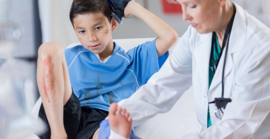 Ребенок получил травму в школе. Как взыскать компенсацию за лечение?