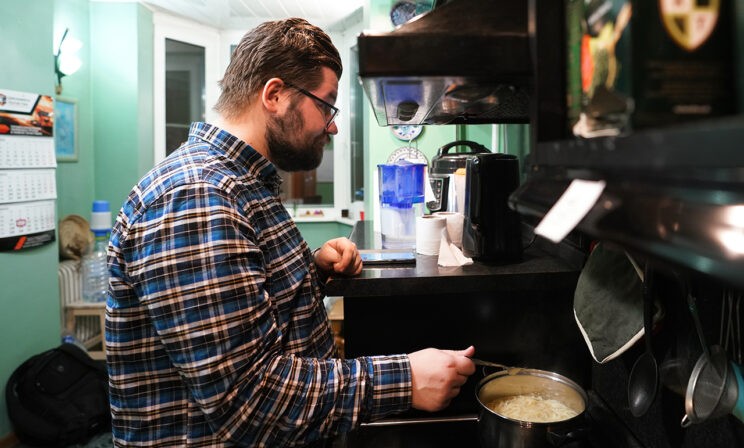 «Квартира, где ты можешь жить как нормальный человек». Как устроено сопровождаемое проживание