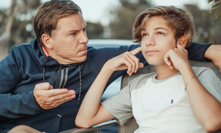 «Да какой он взрослый — школу прогуливает!» Как изменить отношения с подростком