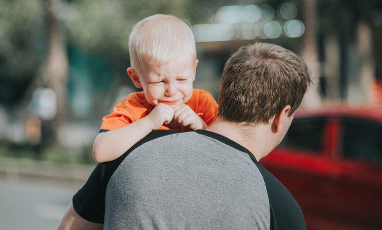 «Не пойду в группу», — кричит сын и ложится на пол. Что делать родителям?