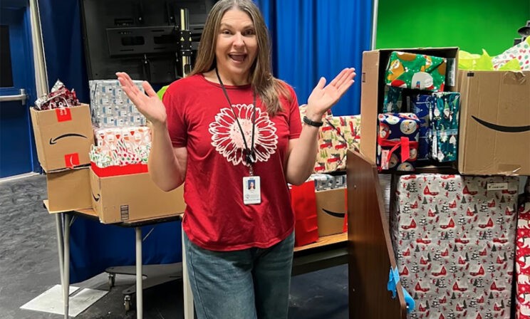 Один ребенок просил еды, другой — сюрприз для мамы. Учительница купила подарки каждому