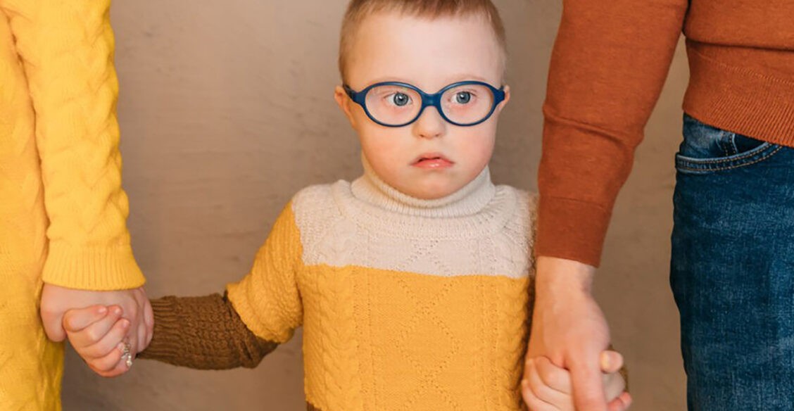 «Услышав про синдром Дауна, жена плакала два дня». Джон и Василина собирались усыновить — но родили сына