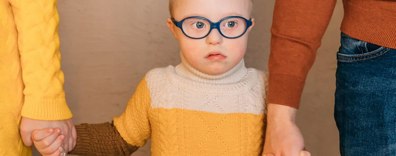 «Услышав про синдром Дауна, жена плакала два дня». Джон и Василина собирались усыновить — но родили сына