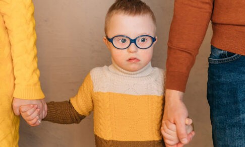 «Услышав про синдром Дауна, жена плакала два дня». Джон и Василина собирались усыновить — но родили сына