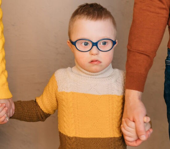 «Услышав про синдром Дауна, жена плакала два дня». Джон и Василина собирались усыновить — но родили сына